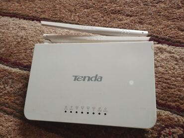 Модемы и сетевое оборудование: Wi-fi роутер Tenda белый дальность Средняя. Почти новая работает