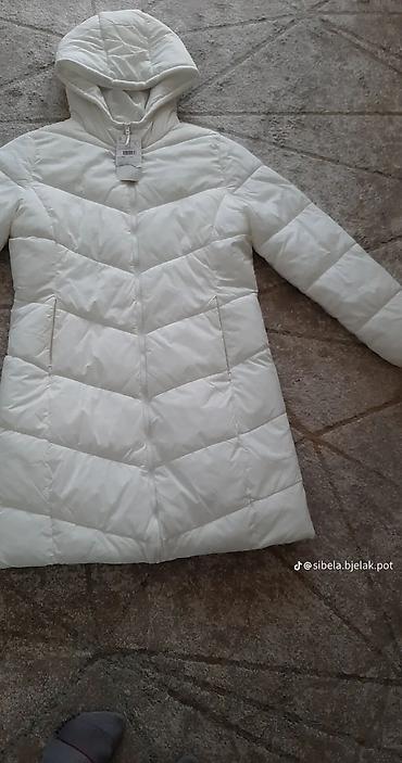 bez tech fleece: Ženska duga zimska jakna – bela - Model: duga puffer jakna sa — 2