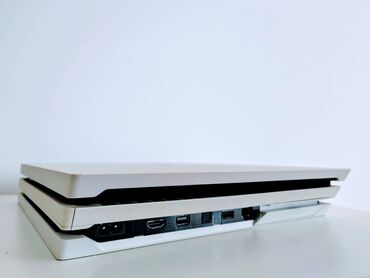PS4 (Sony Playstation 4): Sony Playstation 4 PRO  od 1Tb, puna instaliranih igrica. Bela sa — 4