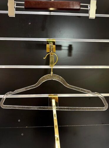 Mağaza asılqanları: Məhsul: Asılqan və aksesuar asqı dəsti Təsvir: - Fərqli modellərdə — 9