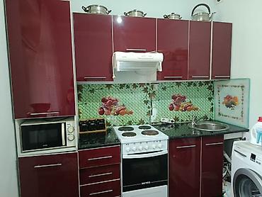 Кухонный гарнитур бордового цвета с глянцевыми фасадами -