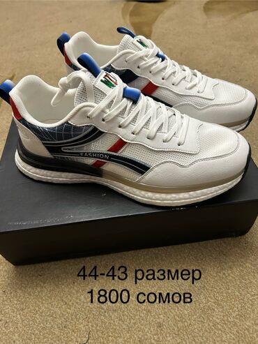 Кроссовки и спортивная обувь: Продаю новые дышащие кроссовки. Размер 44-43. Цена 1300 сомов