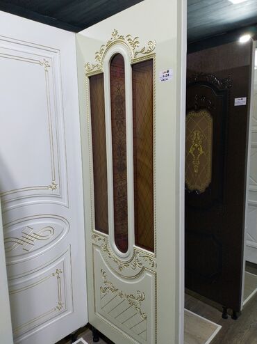 qapi otag: Klassik üslubda şüşəli qapı panelləri - Rəng: krem tonlarında, qızılı