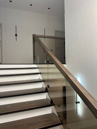 Деревянные лестницы: Стильная деревянная лестница, выполненная в классическом стиле — 26