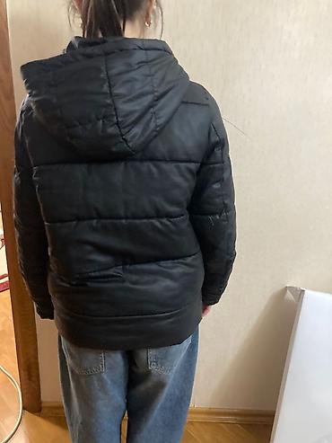 Üst geyimləri: Qadın üçün qara rəngli qış gödəkçə - Model: qısa, yüngül “puff” tipli — 2