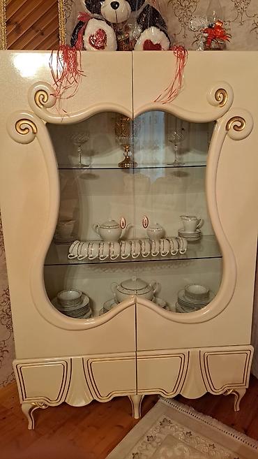 qirmizi sam: Klassik üslubda vitrin-bufet - Rəng: krem (şampan alt tonlu), qızılı — 1