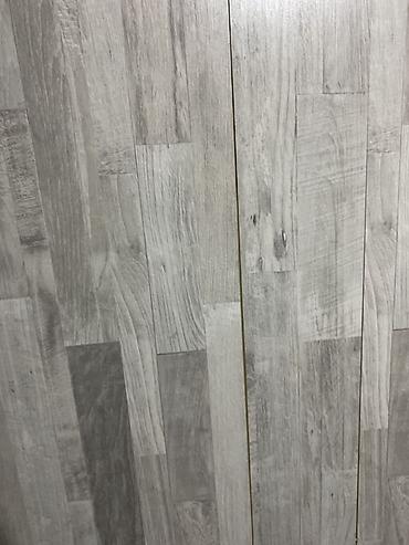 laminant: Ağ-boz tonlarda taxta fakturalı laminat döşəmə örtüyü. - Rəng/naxış — 1