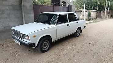 автомобил: LADA 2107 sedan təqdim olunur. Avtomobil klassik kvadrat kuzov — 2