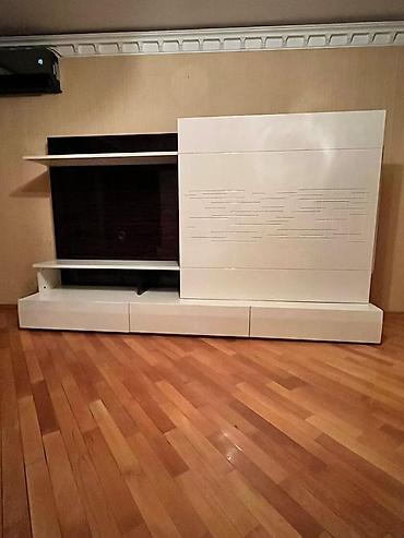 tv stent: Müasir divar üçün TV stendi və saxlama modulu - Dizayn: Ağ parlaq və — 1