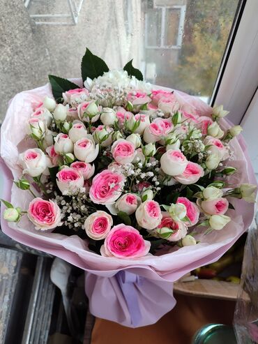 где купить цветы оптом дешево: Букет из кустовых роз и гипсофилы - Состав: нежно-розовые и кремовые