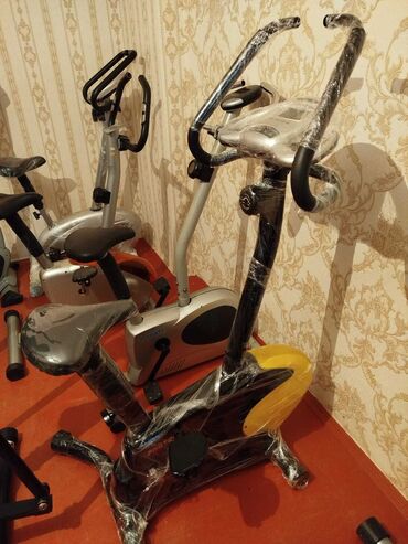 ural velosiped: İki ədəd idman velosipedləri. Birinin rəngi gümüşü, digərinin isə qara
