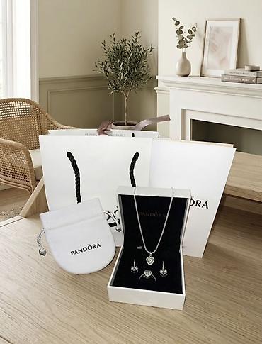 Dəstə daxildir: Boyunbağı, Sırğa, Üzük, Pandora