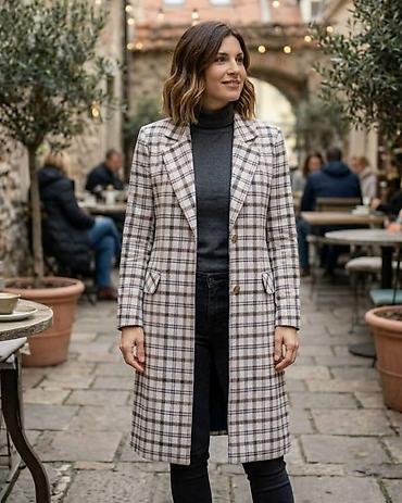Ženski kaput karo dezena, elegantnog i modernog kroja. Model je dužeg