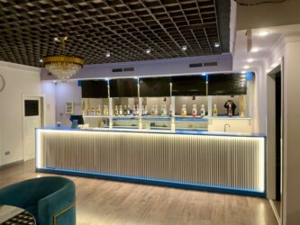 оборудование в кафе: Кафе үчүн үстөл жана отургуч, Колдонулган, Өзү алып кетүү