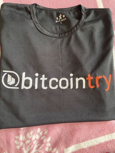 Bitcointry loqosu ilə bəzədilmiş qara rəngli, qısaqol idman köynəyi