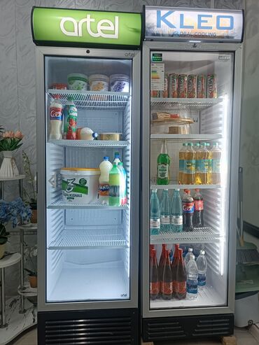промышленный холодильник для фруктов: Два вертикальных холодильника со стеклянными дверцами, предназначенные