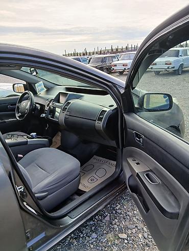 Toyota: Toyota Prius – hibrid hetçbek - Rəng: tünd boz (metallik) - Kuzov: 5 — 7