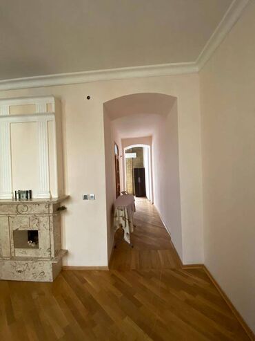 Uzunmüddətli kirayə mənzillər: Qız Qalasının yanında 3 mərtəbəli binanın 2-ci mərtəbəsində ümumi — 5