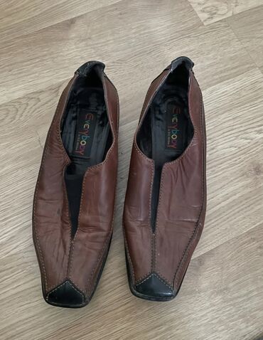 sivo odelo i braon cipele: Loafers, Aeros, 39