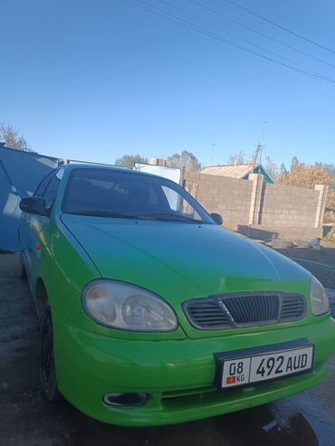 туманик хонда фит: Автомобиль седан компакт-класса, ярко‑зелёный цвет кузова. Кузов и