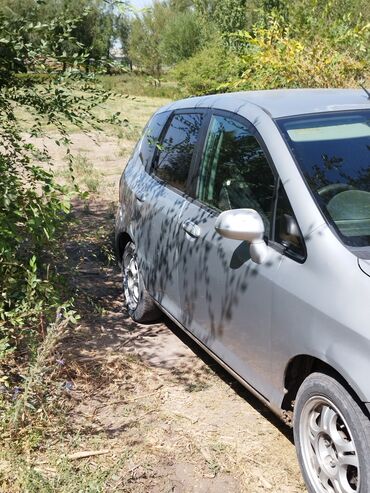 чехол для машины бу рядом хиёбони рӯдакӣ, душанбе: Honda Fit: 2004 г., 1.3 л, Вариатор, Бензин, Хетчбек