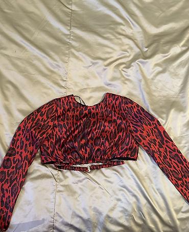 alt geyim: Zara qadın bluzası – qırmızı-qara leopard printli, uzunqollu, qısa — 1