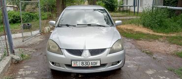спез техника: Серебристый седан Mitsubishi Lancer с четырехдверным кузовом, идеально