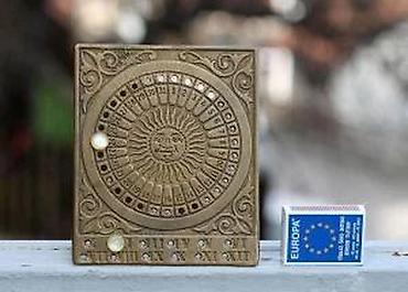 Ostali antikviteti: Antikni Veliki Večiti Mesingani Kalendar Bog Sunca Sedef dug. Vintage — 9