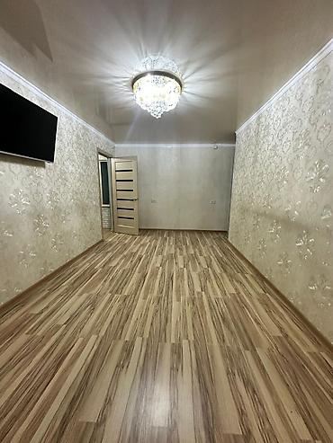 Кухонные гарнитуры: - Угловая кухня с верхними шкафами до потолка в нежно-голубом цвете — 13