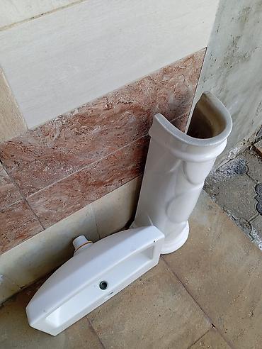 tülpan çanaq: Hamam otağı üçün ağ rəngli keramik pedestal lavabo dəsti. Dəstə — 2