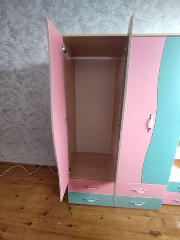 Dolablar: Dolablar yaxşı vəziyyətdədir. Ölçüləri aşağıdakı kimidir Kiçik - — 9