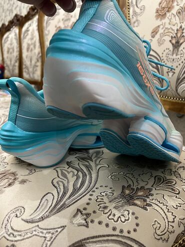 Кроссовки и спортивная обувь: Кроссовки Hoka 168X PRO с уникальной подошвой. Сочетание белого и