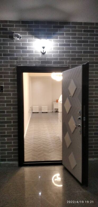 Ofislər: Nərimanov metrosuna yaxın xarici dillerer universitetinə 17 mərtəbəli — 6