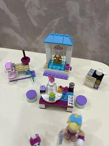 qala oyuncaq dəsti: LEGO Friends tematikası ilə kiçik kafe/şirniyyat guşəsi oyun dəsti — 1