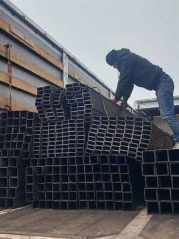 Metal məhsulları: Müxtəlif ölçülü kvadrat metal profillər. Bu profillər tikinti və — 1