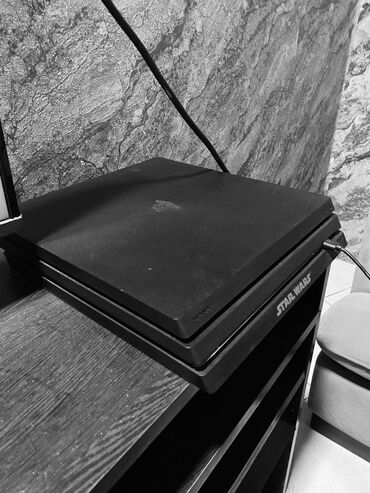 PS4 (Sony Playstation 4): Ps4 Pro 1Tb 
2 pult
10 oyun 
450 man tecili satilir