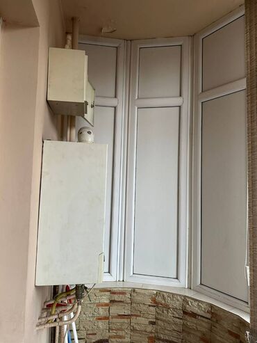 Uzunmüddətli kirayə mənzillər: 28 May metrosunun 2-ci çıxışında, 13 mərtəbəli binanın 2-ci — 11