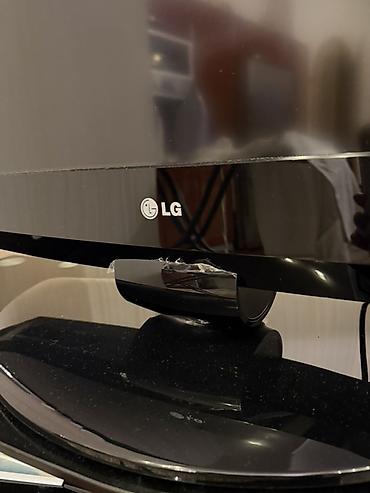 tv box kanallar: LG LCD/LED televizor, təxminən 37–42” diaqonal ekran. Qara korpus — 2