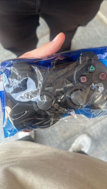 PS2 & PS1 (Sony PlayStation 2 & 1): Sony PlayStation 2 üçün nəzərdə tutulmuş qara rəngli oyun qolu. Bu