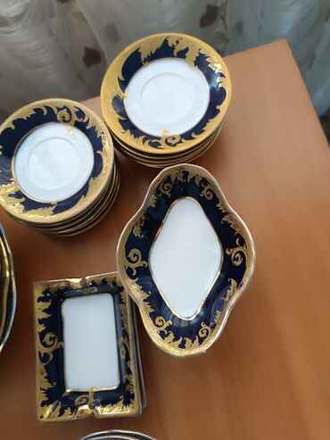 Наборы посуды: Роскошный сервиз из тонкого фарфора с кобальтовой глазурью и богатым — 3