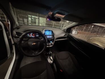 свежепригнанный: Chevrolet Spark (белый, хэтчбек, 5 дверей) - Салон: тканевая обивка с