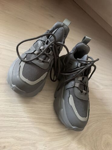 Кроссовки и спортивная обувь: Новые кроссовки. Не подошел размер. Подойдет на ногу 37-38 размера