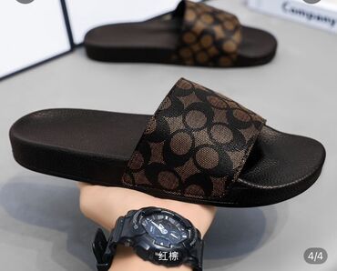 Босоножки, сандалии, шлепанцы: Коричневые шлепанцы Coach с узором из логотипа. Эти удобные шлепанцы