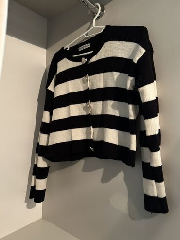 детские вязаные комбинезоны: Qara-ağ eninə zolaqlı trikotaj kardiqan - Model: düyməli kardiqan -