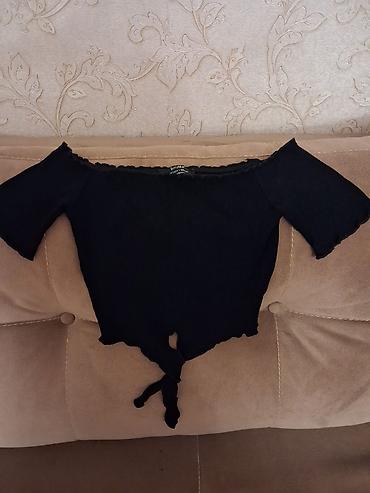 Qadın geyimləri: Qara rəngdə, çiyinlər açıq (off-shoulder) qısa bluz. - Parça: nazik — 2
