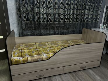 выдвижная кровать: Односпальная Кровать