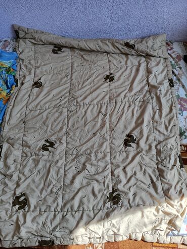ткань на постельное белье: Продаю одеяла б/у полуторка в среднем состоянии цена за каждую 500 сом