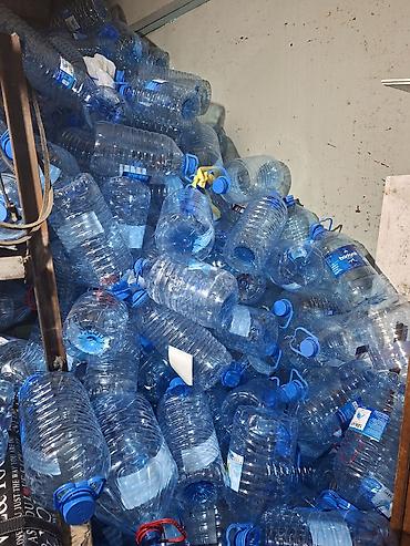 Qab-qacaq və mətbəx ləvazimatları: Toplu plastik bidonlar (5–10 litr həcmli) satılır. 5 litrlik 20 qəpik — 4