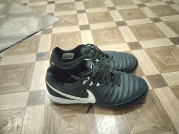 инверсионые ботинки: Эркектердин кроссовкасы, 40, Nike, Колдонулган, түсү - Кара, Өзү алып кетүү
