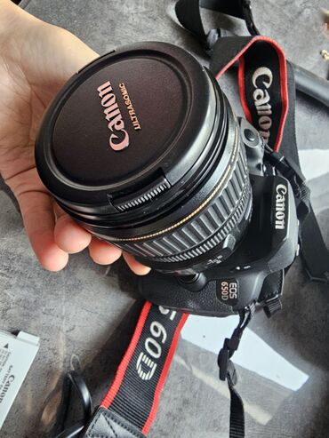 85mm: Зеркальная камера Canon EOS 650D c универсальным зум‑объективом Canon